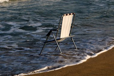 Israil Eyaleti kuzeyinde Akdeniz kıyısında dinlenme maliyetleri için sandalye 