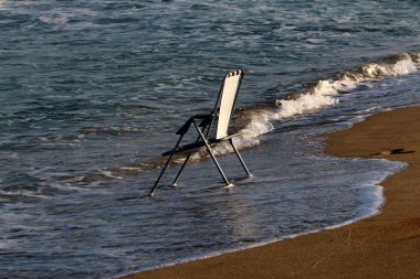 Israil Eyaleti kuzeyinde Akdeniz kıyısında dinlenme maliyetleri için sandalye 