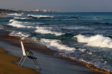 Israil Eyaleti kuzeyinde Akdeniz kıyısında dinlenme maliyetleri için sandalye 
