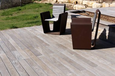 Israil Eyaleti kuzeyinde Akdeniz kıyısında dinlenme maliyetleri için sandalye 