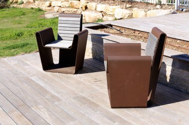 Israil Eyaleti kuzeyinde Akdeniz kıyısında dinlenme maliyetleri için sandalye 