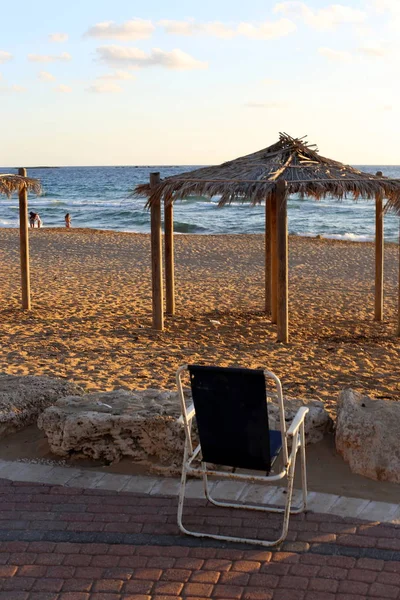 以色列北部地中海沿岸的休息费用椅 — 图库照片