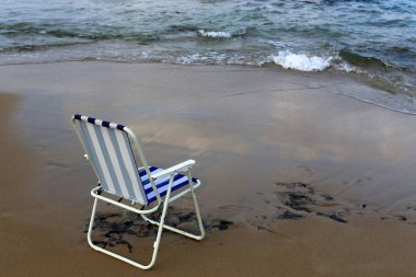 Israil Eyaleti kuzeyinde Akdeniz kıyısında dinlenme maliyetleri için sandalye 