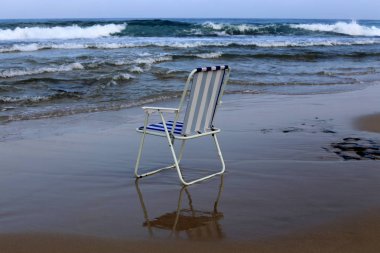 Israil Eyaleti kuzeyinde Akdeniz kıyısında dinlenme maliyetleri için sandalye 