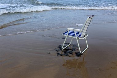 Israil Eyaleti kuzeyinde Akdeniz kıyısında dinlenme maliyetleri için sandalye 