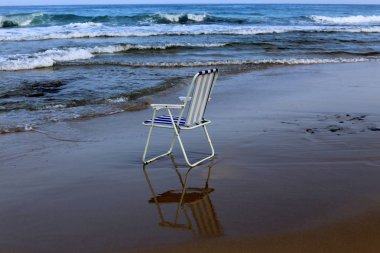 Israil Eyaleti kuzeyinde Akdeniz kıyısında dinlenme maliyetleri için sandalye 