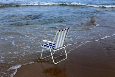 Israil Eyaleti kuzeyinde Akdeniz kıyısında dinlenme maliyetleri için sandalye 
