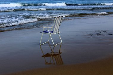 Israil Eyaleti kuzeyinde Akdeniz kıyısında dinlenme maliyetleri için sandalye 