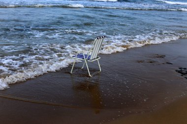 Israil Eyaleti kuzeyinde Akdeniz kıyısında dinlenme maliyetleri için sandalye 
