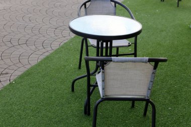 Israil Eyaleti kuzeyinde Akdeniz kıyısında dinlenme maliyetleri için sandalye 