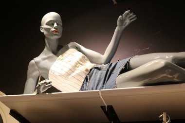 manken Israil 'de bir dükkan penceresinde deposunda 