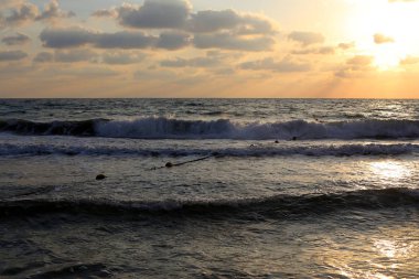 Israil Eyaleti kuzeyinde Akdeniz sahilinde sahilde eskrim ile ip 