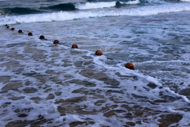 Israil Eyaleti kuzeyinde Akdeniz sahilinde sahilde eskrim ile ip 