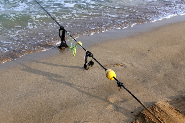在以色列国北部地中海海岸的海滩上用浮子栅栏的绳子 — 图库照片