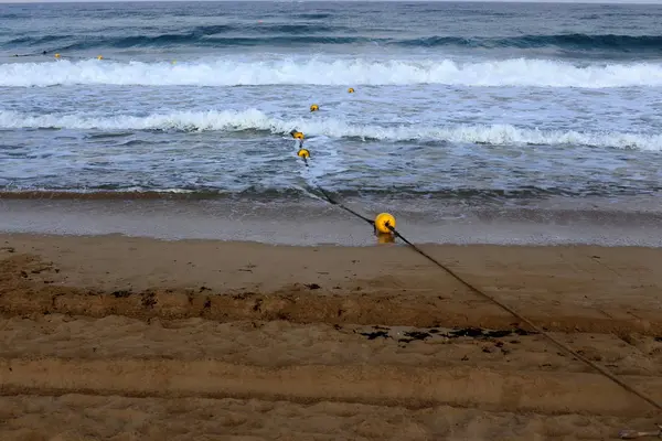 Israil Eyaleti kuzeyinde Akdeniz sahilinde sahilde eskrim ile ip 