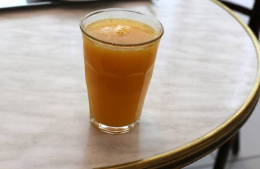 deniz kıyısında bir restoranda masada soğuk su ve alkolsüz içecek ile bir bardak var 