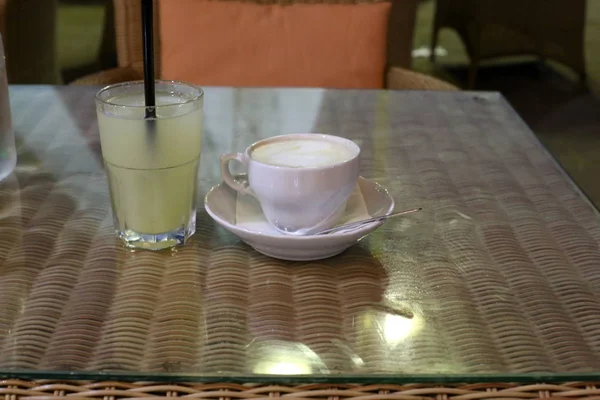 Sobre Mesa Restaurante Praia Copo Com Água Fria Refrigerante — Fotografia de Stock