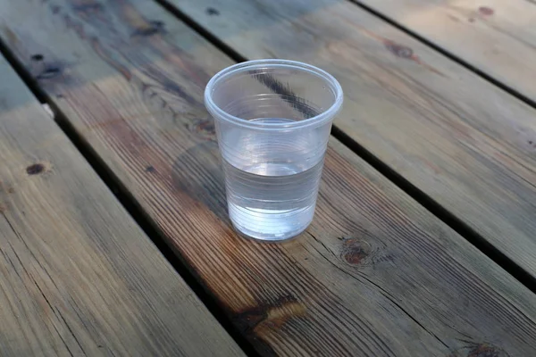 Sul Tavolo Ristorante Riva Mare Bicchiere Con Acqua Fredda Una — Foto Stock