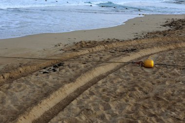 Israil eyaletinin kuzeyinde Akdeniz kıyısında sahilde kum ayak izleri 