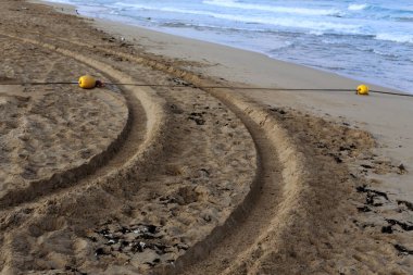 Israil eyaletinin kuzeyinde Akdeniz kıyısında sahilde kum ayak izleri 