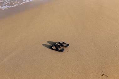 Israil eyaletinin kuzeyinde Akdeniz kıyısında sahilde kum ayak izleri 