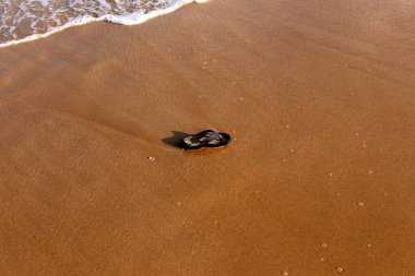 Israil eyaletinin kuzeyinde Akdeniz kıyısında sahilde kum ayak izleri 