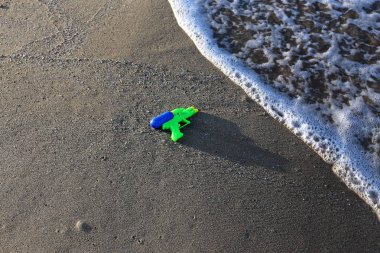 Israil eyaletinin kuzeyinde Akdeniz kıyısında sahilde kum ayak izleri 