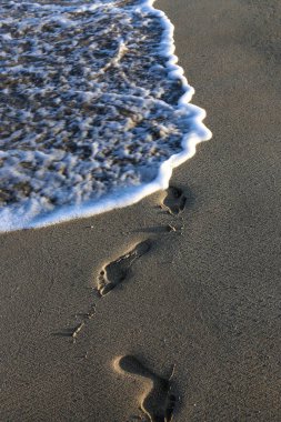 Israil eyaletinin kuzeyinde Akdeniz kıyısında sahilde kum ayak izleri 