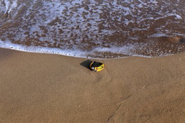 Israil eyaletinin kuzeyinde Akdeniz kıyısında sahilde kum ayak izleri 