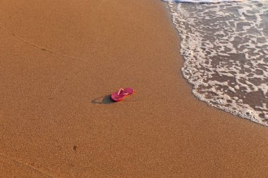 Israil eyaletinin kuzeyinde Akdeniz kıyısında sahilde kum ayak izleri 