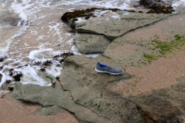 Israil eyaletinin kuzeyinde Akdeniz kıyısında sahilde kum ayak izleri 