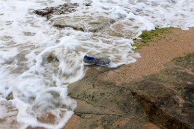 Israil eyaletinin kuzeyinde Akdeniz kıyısında sahilde kum ayak izleri 