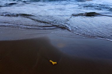 Israil eyaletinin kuzeyinde Akdeniz kıyısında sahilde kum ayak izleri 