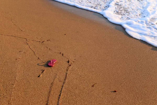 在以色列北部地中海沿岸的沙滩上留下脚印 — 图库照片