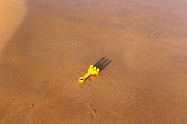 Israil eyaletinin kuzeyinde Akdeniz kıyısında sahilde kum ayak izleri 