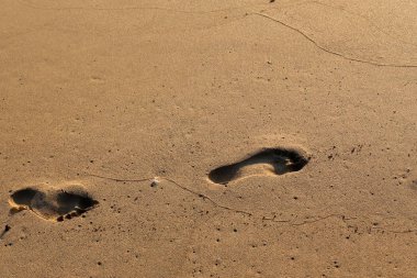 Israil eyaletinin kuzeyinde Akdeniz kıyısında sahilde kum ayak izleri 