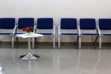 Israil 'de Akdeniz 'in kıyılarında bir kafede sandalye ve masa ayakta 