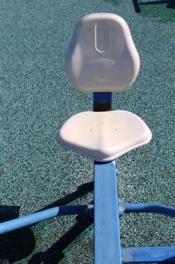 Israil 'de Akdeniz 'in kıyılarında bir kafede sandalye ve masa ayakta 