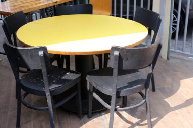 Israil 'de Akdeniz 'in kıyılarında bir kafede sandalye ve masa ayakta 