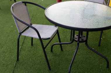 Israil 'de Akdeniz 'in kıyılarında bir kafede sandalye ve masa ayakta 