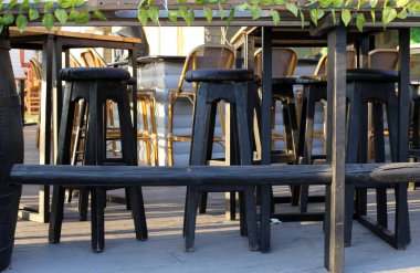 Israil 'de Akdeniz 'in kıyılarında bir kafede sandalye ve masa ayakta 