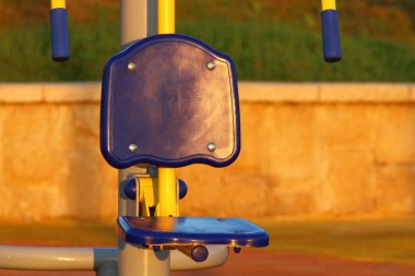 Israil 'de Akdeniz 'in kıyılarında bir kafede sandalye ve masa ayakta 