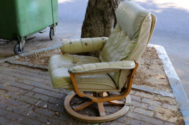 Israil 'de Akdeniz 'in kıyılarında bir kafede sandalye ve masa ayakta 