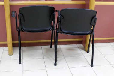 Israil 'de Akdeniz 'in kıyılarında bir kafede sandalye ve masa ayakta 