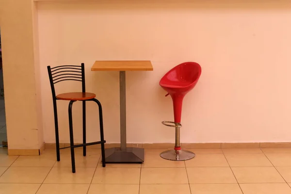 Israil Akdeniz Kıyılarında Bir Kafede Sandalye Masa Ayakta — Stok fotoğraf