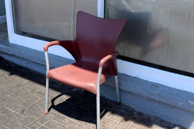 Israil 'de Akdeniz 'in kıyılarında bir kafede sandalye ve masa ayakta 