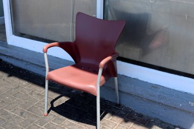 Israil 'de Akdeniz 'in kıyılarında bir kafede sandalye ve masa ayakta 