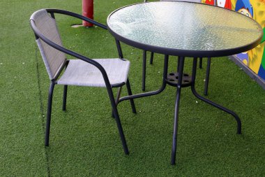 Israil 'de Akdeniz 'in kıyılarında bir kafede sandalye ve masa ayakta 