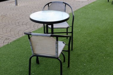 Israil 'de Akdeniz 'in kıyılarında bir kafede sandalye ve masa ayakta 