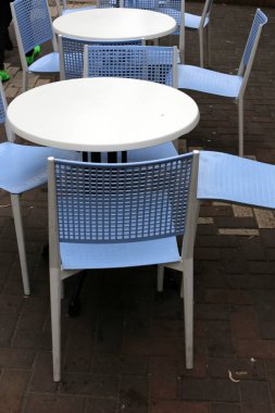 Israil 'de Akdeniz 'in kıyılarında bir kafede sandalye ve masa ayakta 